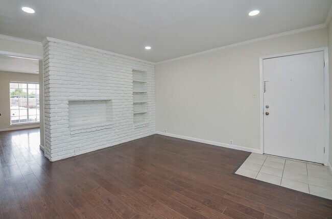 Building Photo - 2121 Fountain View Dr
