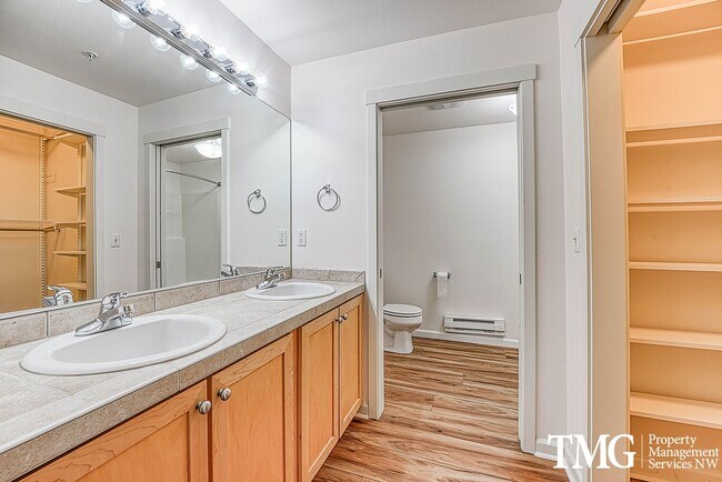 Building Photo - Cute Condo w/ 2 Beds 2 Baths and Patio in Beaverton!