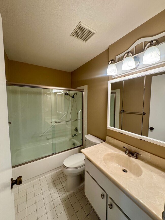 Building Photo - Nice Two-Story Unit with Attached Garage a...