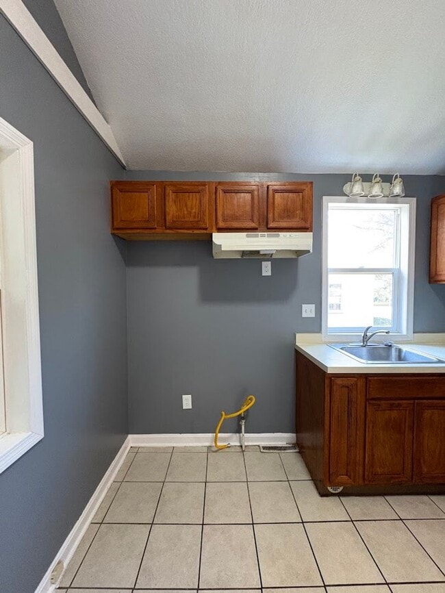 Building Photo - Two bedroom one bathroom home for rent