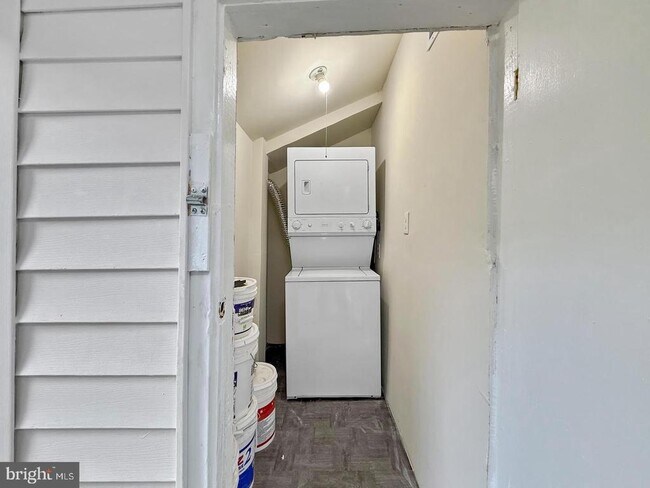 Building Photo - 7905 Greenleaf Rd