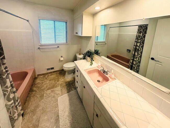 Building Photo - 820 Blue Bell Ct