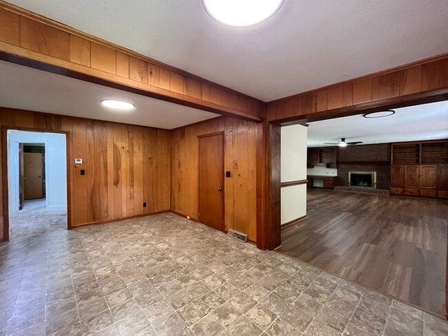 Building Photo - 209 4th St