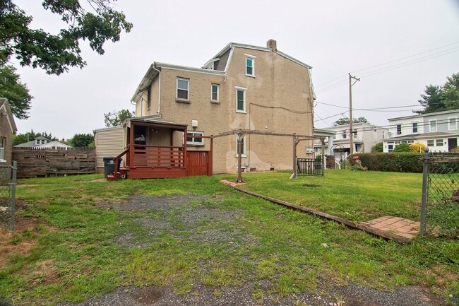 Building Photo - Spacious 4/5 Bedroom Home for Rent - Avail...