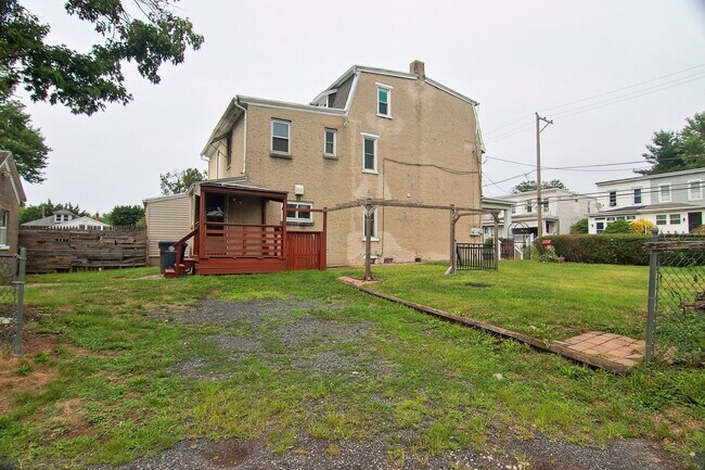 Building Photo - Spacious 4/5 Bedroom Home for Rent - Available Now!