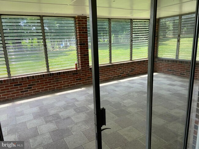 Building Photo - 121 Cypress Dr