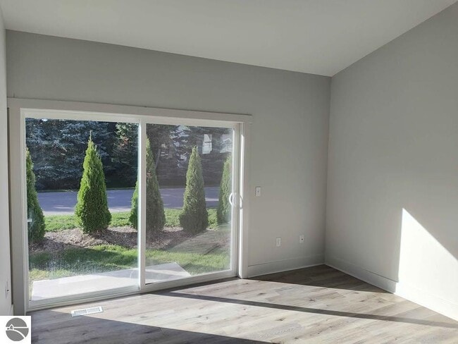 Building Photo - 1542 Simsbury St