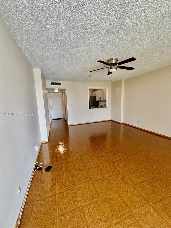 Building Photo - 100 Bayview Dr