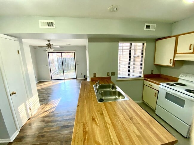 Building Photo - 1116 N Green Dr