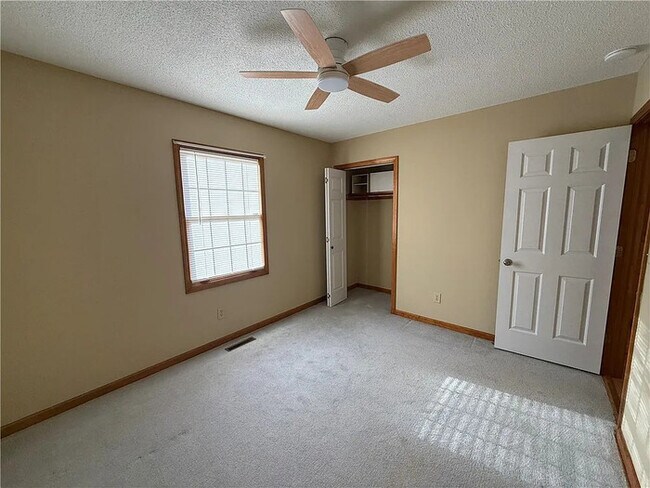 Building Photo - 3 Bedroom 2 Bathroom