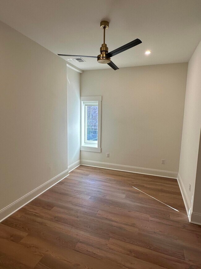 Building Photo - 307 W Main St