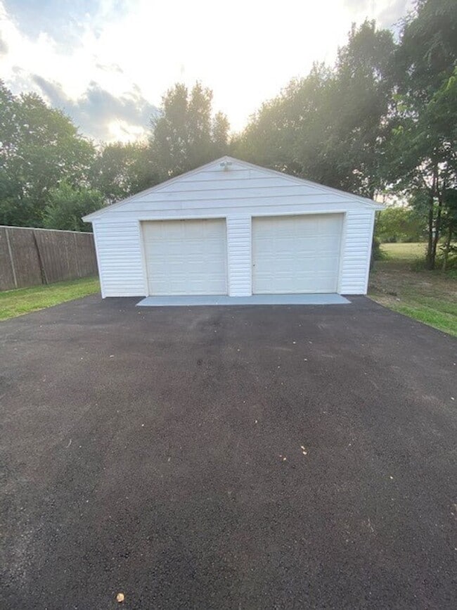 Building Photo - Like new with 2 car garage!