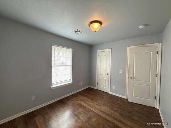 Building Photo - "Welcome Home: Spacious 3-Bed, 2-Bath Corn...