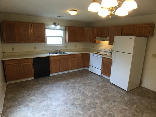 Building Photo - Christiansburg, 3 BR / 2 BA, Available 8/1