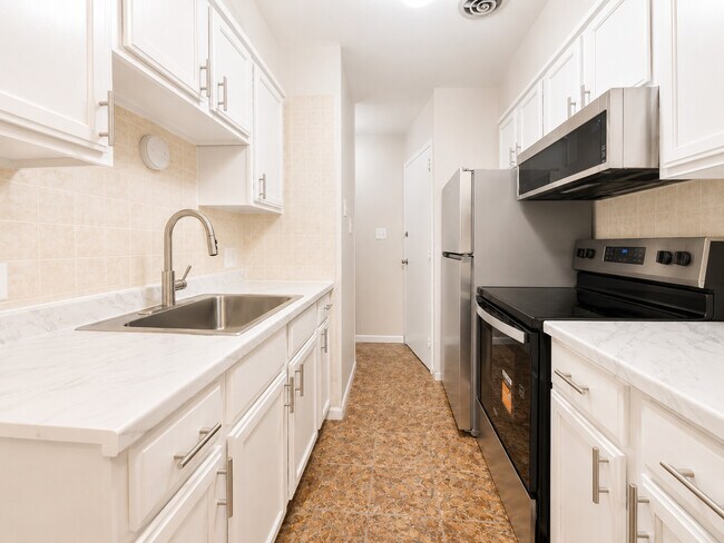 Building Photo - 5920 N Kenmore Ave