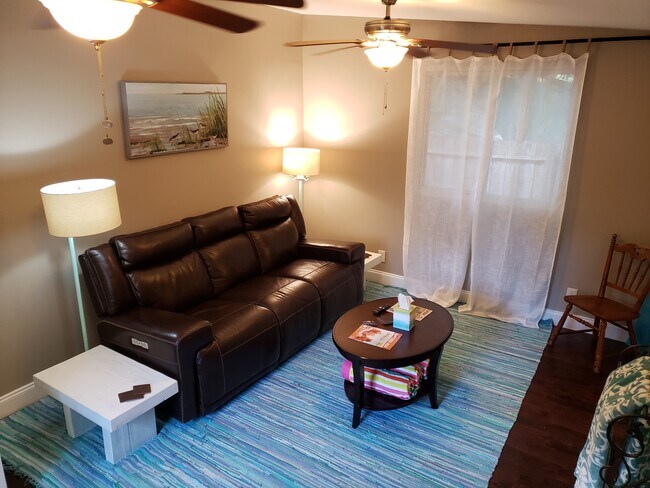 large living with LED TV - 3050 York St S