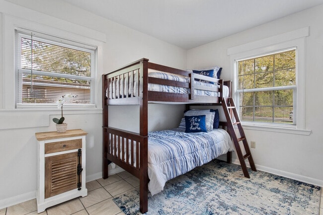 Building Photo - 805 Lewis Ave