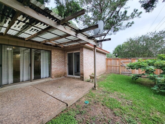 Building Photo - 12800 Briar Forest Dr