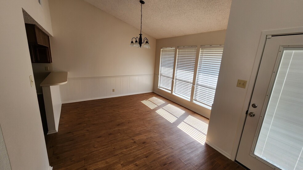 Building Photo - 2320 Aberdeen Dr