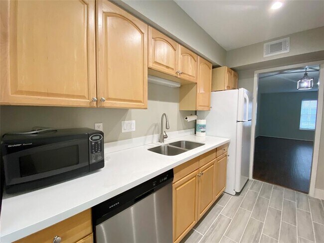 Building Photo - 515 Tallowood Rd