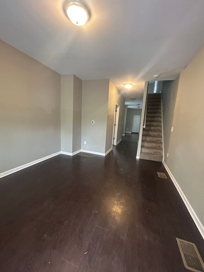 Building Photo - This end-of-row townhome Old Uptown Harris...