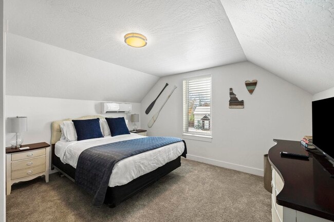 Building Photo - 828 6th St