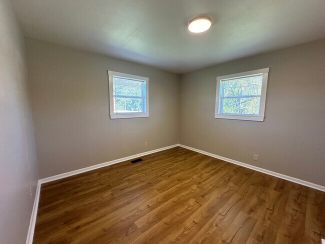 Building Photo - 604 Memorial Park Dr