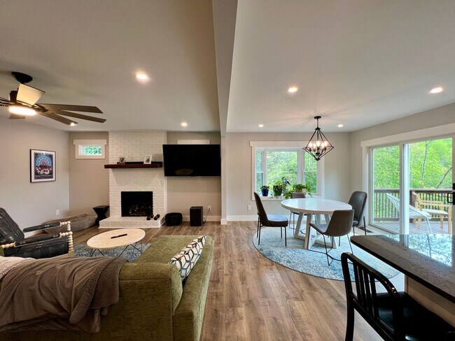 Building Photo - Beautifully Updated Home!  Fenced Yard!