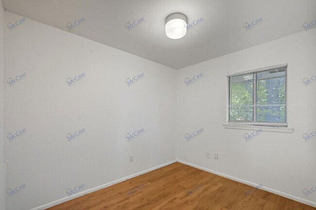 Building Photo - 616 Moore St