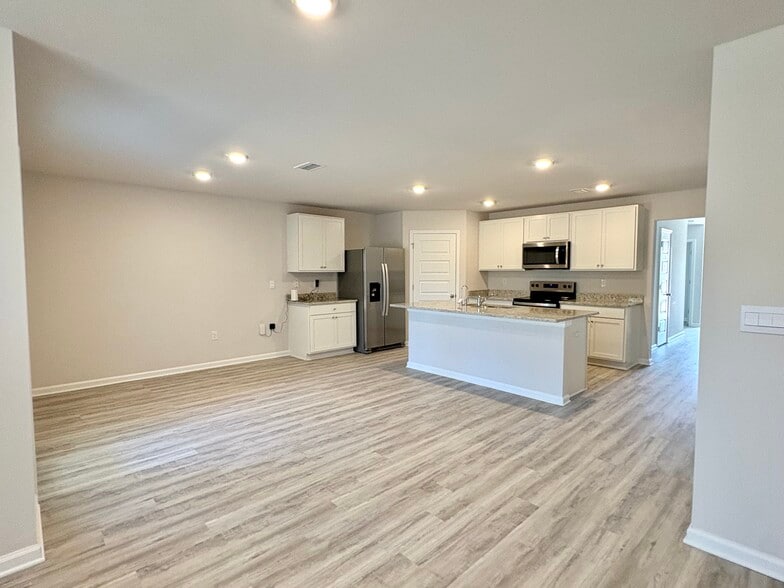 Building Photo - 293 Cades Ct