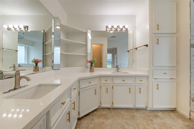 Building Photo - 902 Mesa Terrace Dr