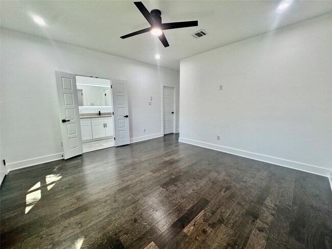 Building Photo - 6928 Paris St