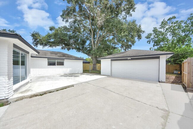 Building Photo - 16114 Forest Bend Ave