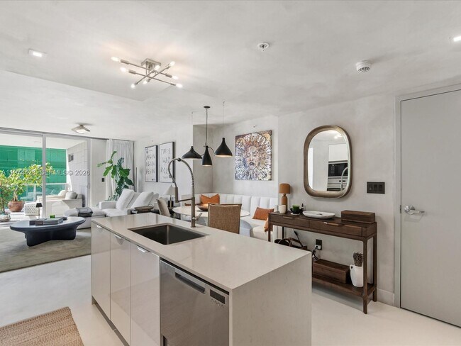 Building Photo - 9521 E Bay Harbor Dr