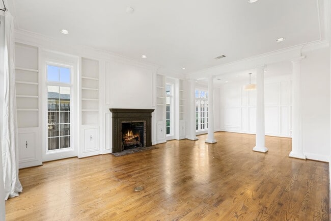 Building Photo - Elegant Living Minutes from the Medical Ce...