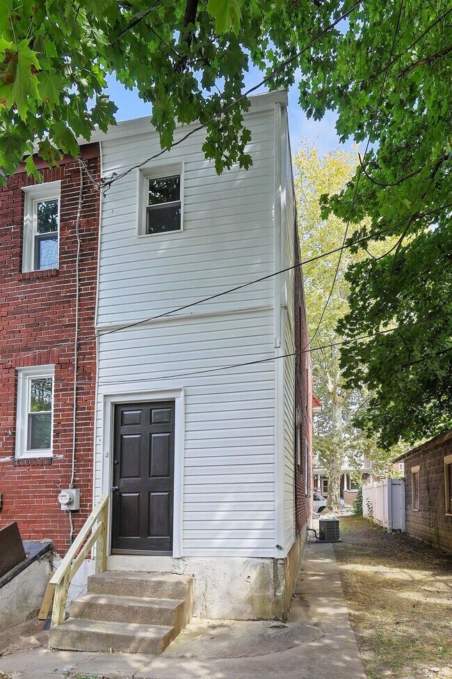 Building Photo - Charming 3 Bedroom 1.5 Bathroom Located in Uptown Harrisburg!