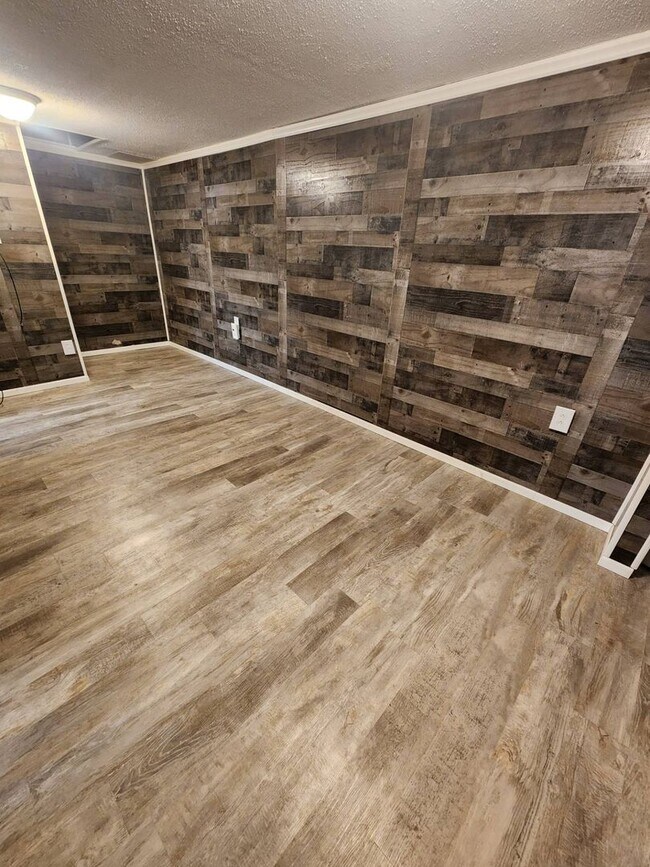 Building Photo - Charming 3-Bedroom Property in Prime Location