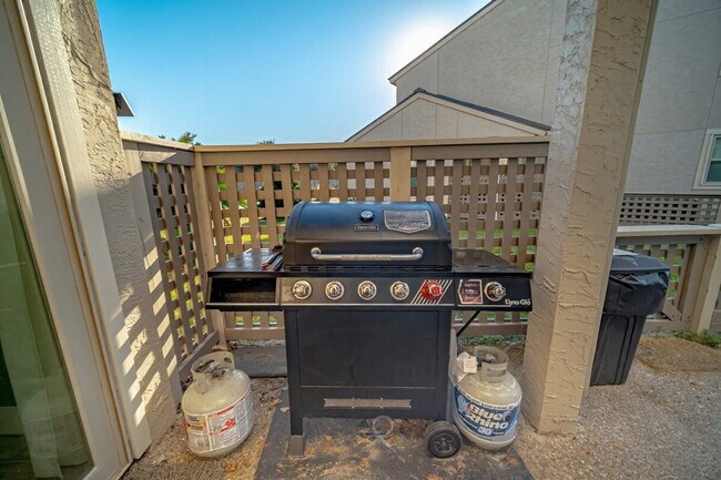 Building Photo - 1902 Bayhouse Dr