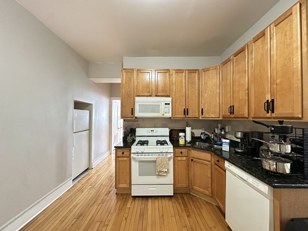 Building Photo - 2136 W Chicago Ave