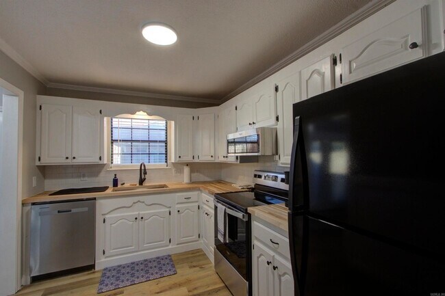 Building Photo - 5805 Sidney Dr