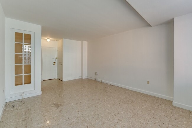 Building Photo - Spacious & Bright Junior One Bedroom at River Place North
