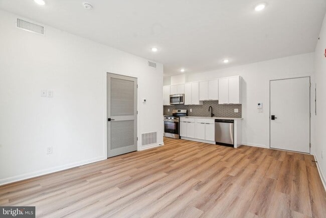 Building Photo - 2039 N Front St