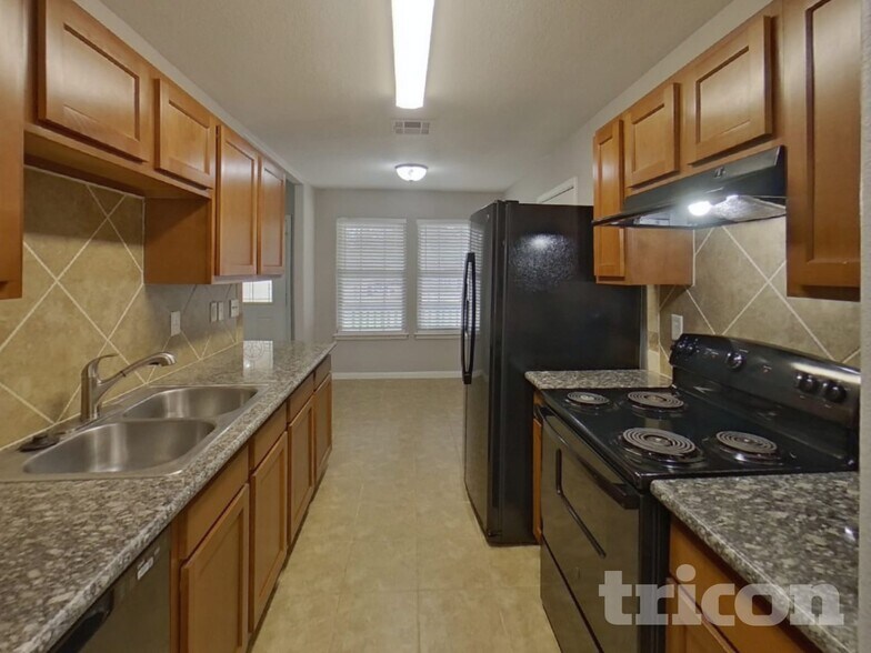 Building Photo - 10951 Royal Forest Dr