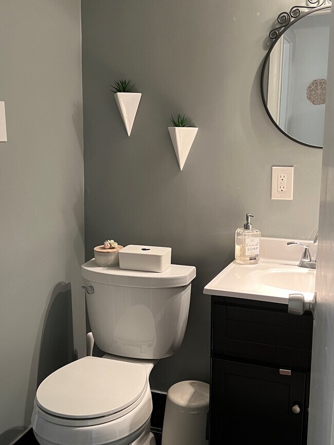 Building Photo - 4800 Chevy Chase Dr