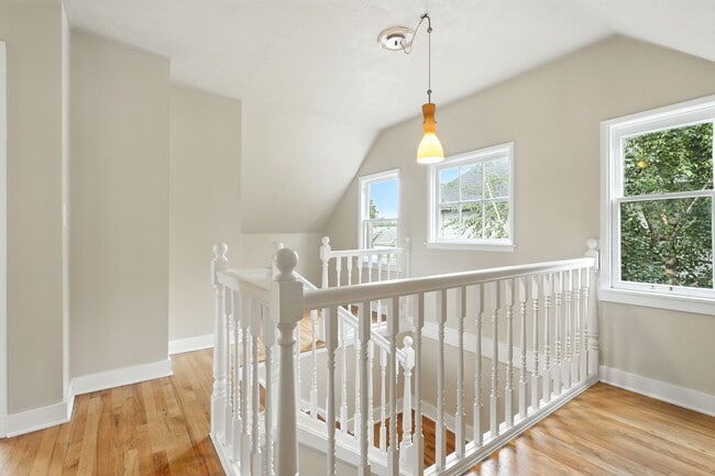 Building Photo - 423 NE 55th Ave