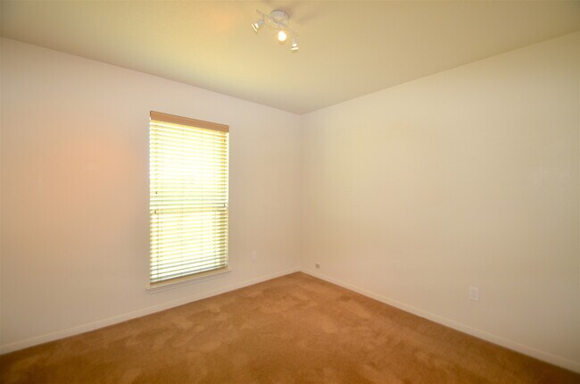 Building Photo - GREAT 3 BED/2 BATH HOME IN SKYLINE RIDGE- ...