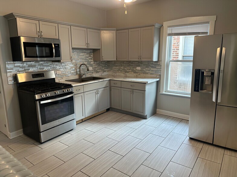 Building Photo - 2536 N Austin Ave