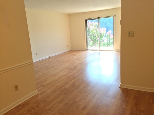 Building Photo - 4735 Hedgemore Dr