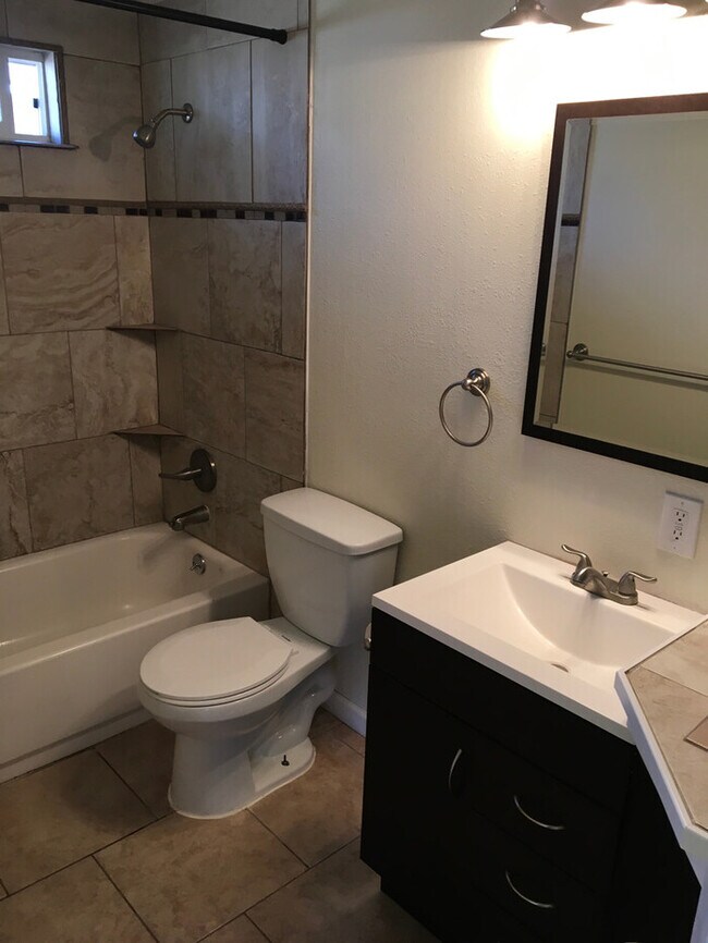 Building Photo - Spanaway 1bdr 1bath w/ off street park & short distance to Spanaway Lake