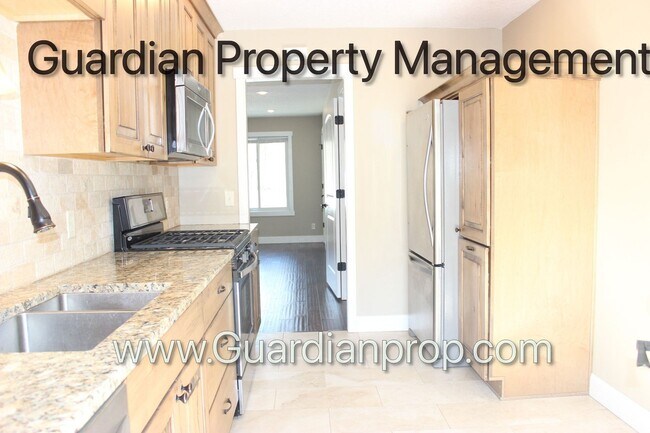 Building Photo - Renovated Side By Side Town Home, 2 Full baths, 2 Full Garage Spaces, Video Walk Through